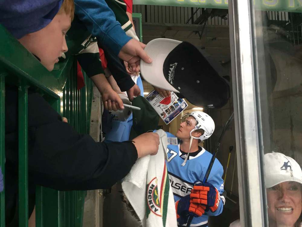 Anders Lee of the New York Islanders signs autographs for fans at Braemar Arena in Edina, Minn. (Mike McIntyre / Winnipeg Free Press)