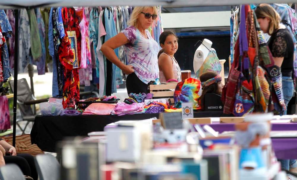 PHIL HOSSACK / WINNIPEG FREE PRESS
Along with vegetables, the Bronx Park Farmers’ Market on Henderson Highway has expanded to include arts and crafts.