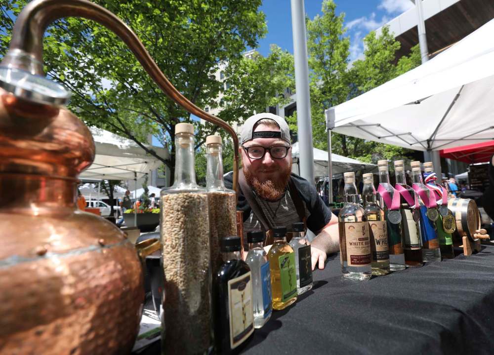 RUTH BONNEVILLE / WINNIPEG FREE PRESS
Jesse Hildebrand, Assistant General Manager with Capital K Distillery, peddles his wares at the downtown farmers’ market at Hydro Place.