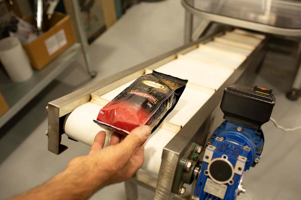 ANDREW RYAN / WINNIPEG FREE PRESS
A package of DeLuca’s roasted espresso beans comes off the line in their newest location.