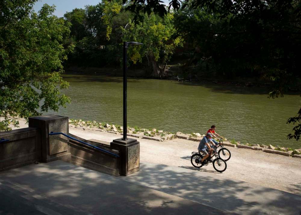 ANDREW RYAN / WINNIPEG FREE PRESS
A man and a woman ride their bicycles along the Assiniboine River near Bonnycastle Park, where police say an 18-year-old woman was sexually assaulted on Tuesday.
