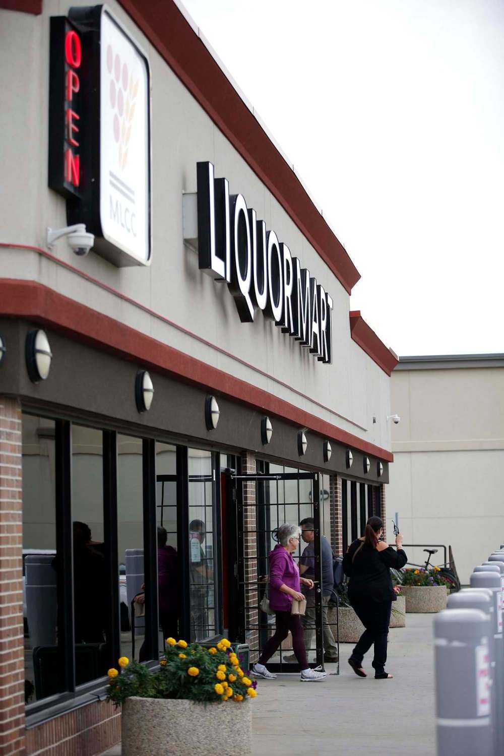 JOHN WOODS / WINNIPEG FREE PRESS
Theft at Manitoba Liquor Marts has increased sharply in the past year.