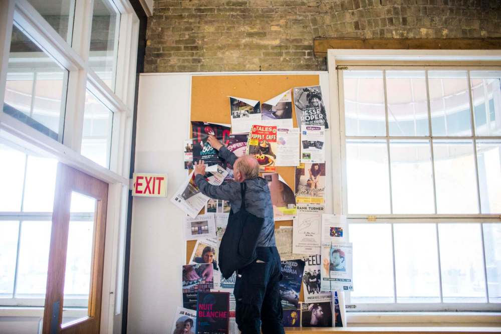 MIKAELA MACKENZIE / WINNIPEG FREE PRESS
Antero Lindblad puts up posters in the Exchange District.