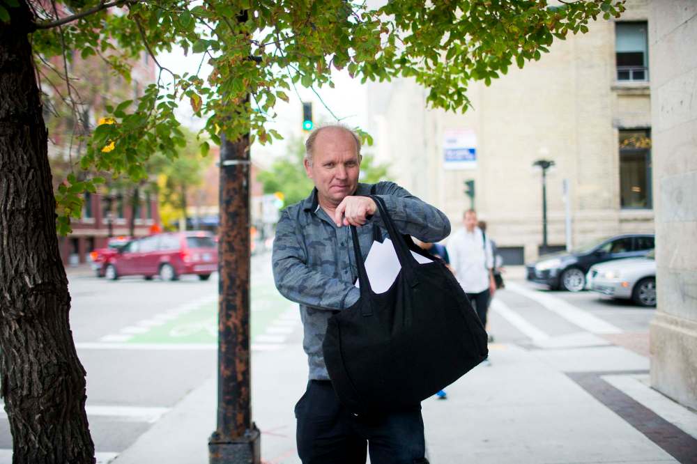 MIKAELA MACKENZIE / WINNIPEG FREE PRESS
Antero Lindblad puts up posters in the Exchange District.