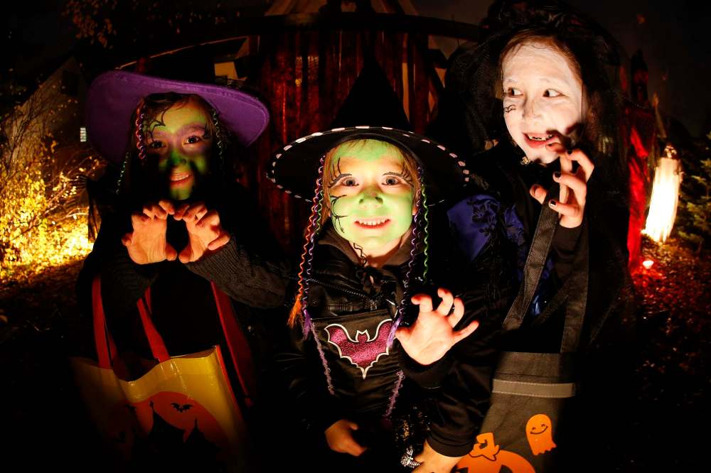 Lyra, 6, Evadne, 4, and Kiaya, 6, (from left) get spooky in Riverview last year (John Woods / Winnipeg Free Press files)