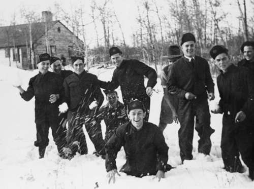 AUSTRALIAN WAR MEMORIAL
Nine of the young men in this photo, taken in 1941, had come to Winnipeg from Australia to become wireless air gunners. Within a couple of years, seven of them would be dead, killed while serving their country in the Second World War.