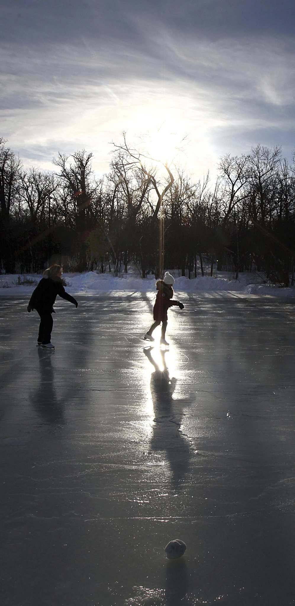 The early bird gets... clean ice! A pair of skaters enjoy the freshly flooded Duck Pond at Assiniboine Park in 2016. (Phil Hossack / Winnipeg Free Press files)