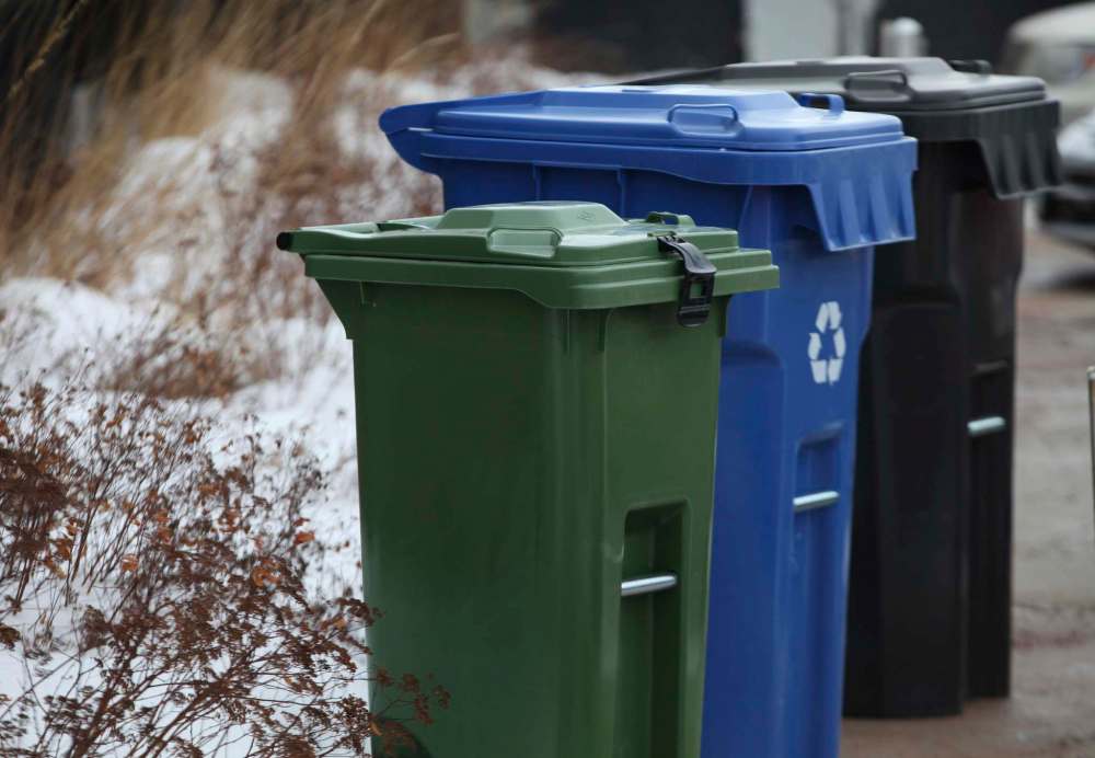 To reach its landfill diversion target, curbside compost collection -- with Winnipeggers having a third bin -- is one option that's likely to come up for discussion in 2019. (Ruth Bonneville / Winnipeg Free Press files)