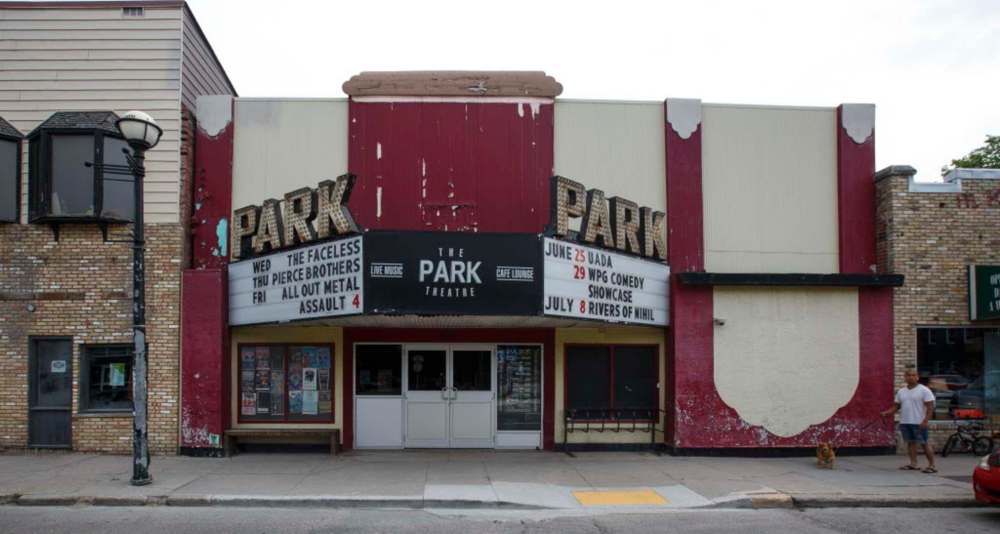 The old sign’s lights, first put up in the 1940s, have started to rust and became unsafe. (Mike Deal / Winnipeg Free Press files)