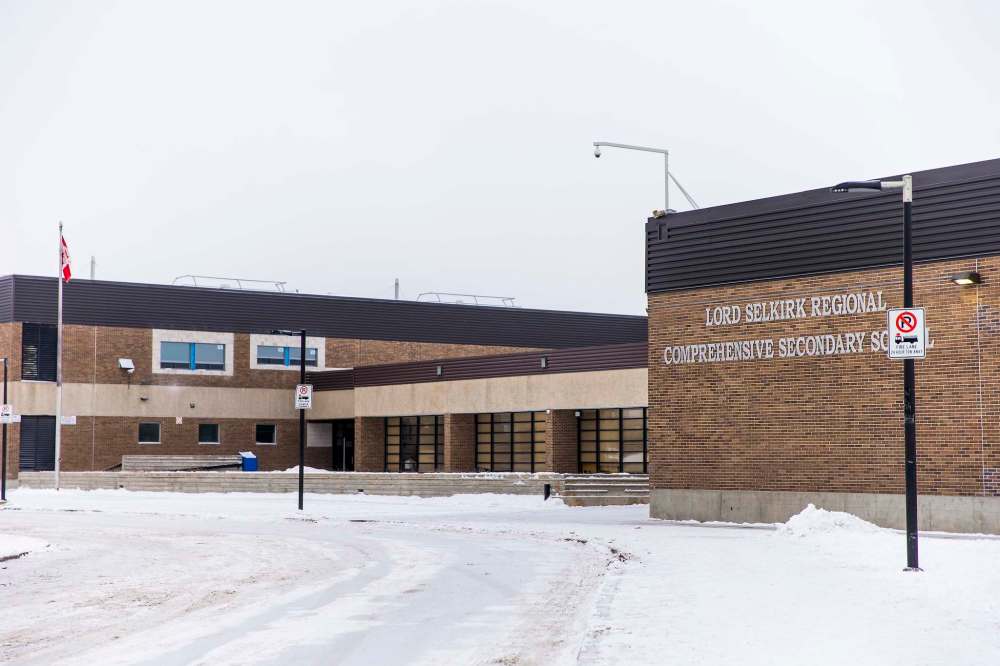 The Lord Selkirk Regional Comprehensive Secondary School opened again Tuesday morning before the lockdown. (Mikaela MacKenzie / Winnipeg Free Press)