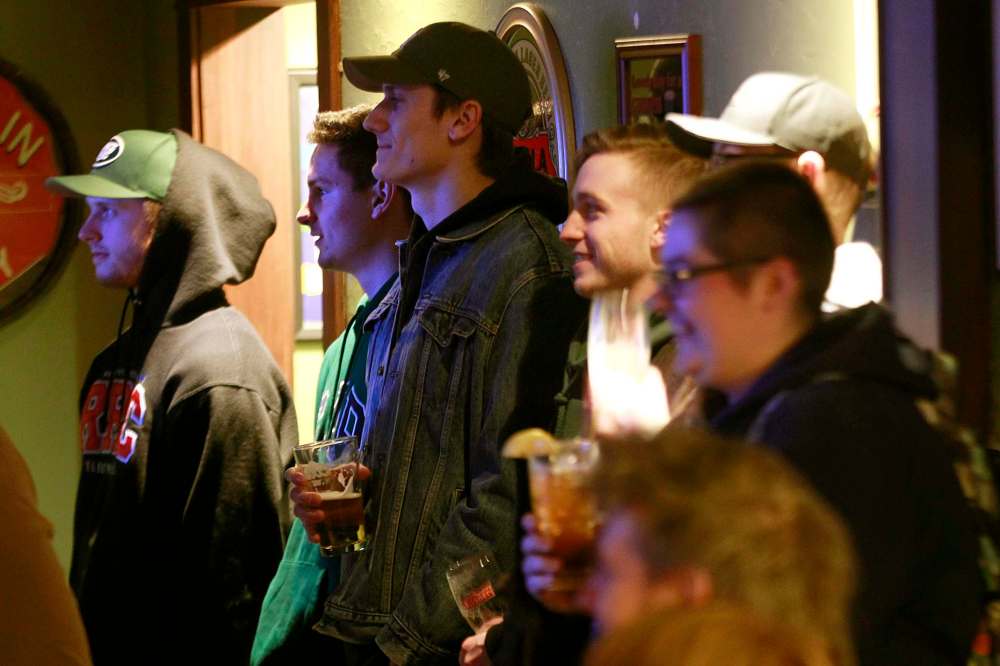 PHIL HOSSACK / WINNIPEG FREE PRESS
Patrons enjoy some laughs during an open mic evening.