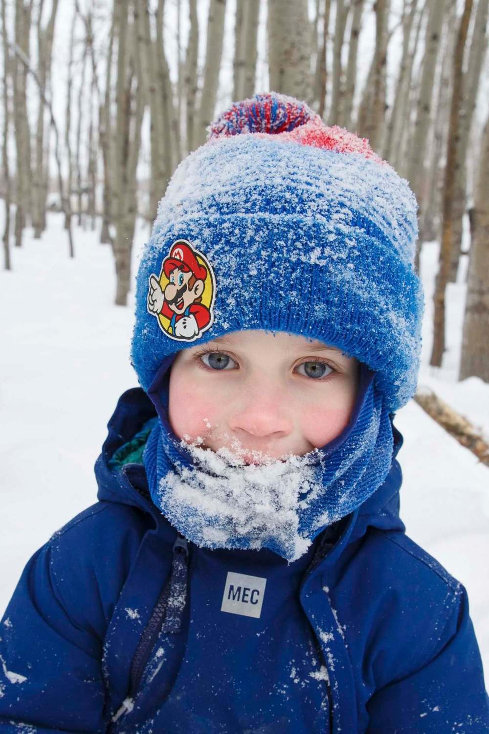 Mike Deal / Winnipeg Free Press
Archie, 5, eats some of the pristine snow in the forest during self-directed play outdoors Monday morning at the FortWhyte Alive Forest School.