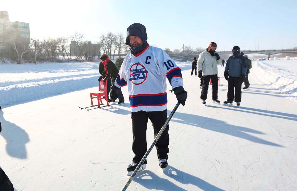 Mike Deal / Winnipeg Free Press
James Hatch, a former U.S. Navy SEAL from Virginia, takes to the ice near The Forks after accepting a bet he couldn't win.