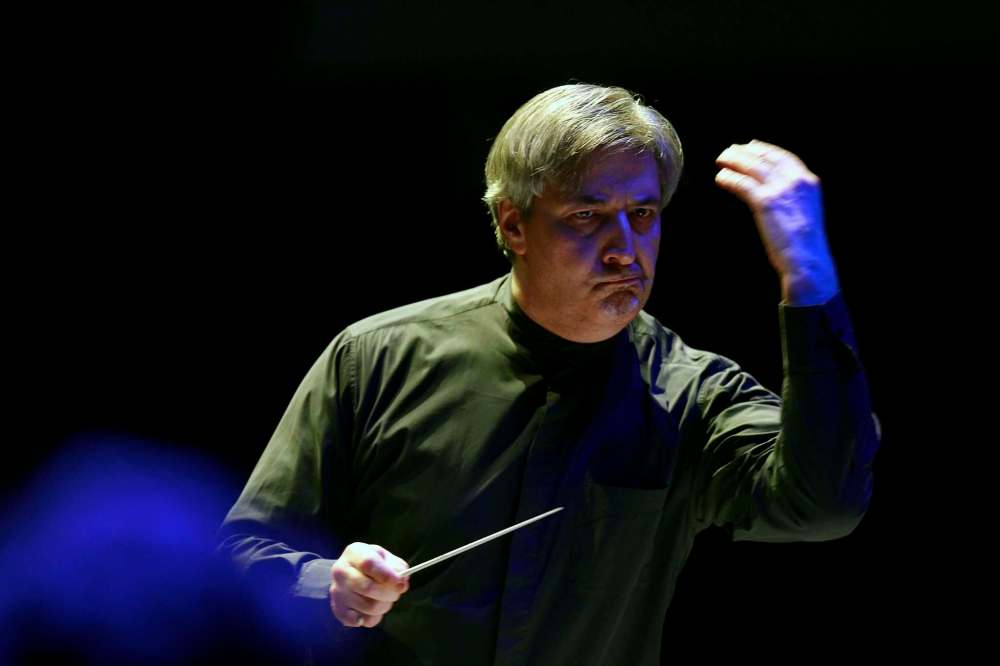Daniel Raiskin led his players through WNMF co-curator Harry Stafylakis’s metal-oriented Weighted. (Phil Hossack / Winnipeg Free Press)