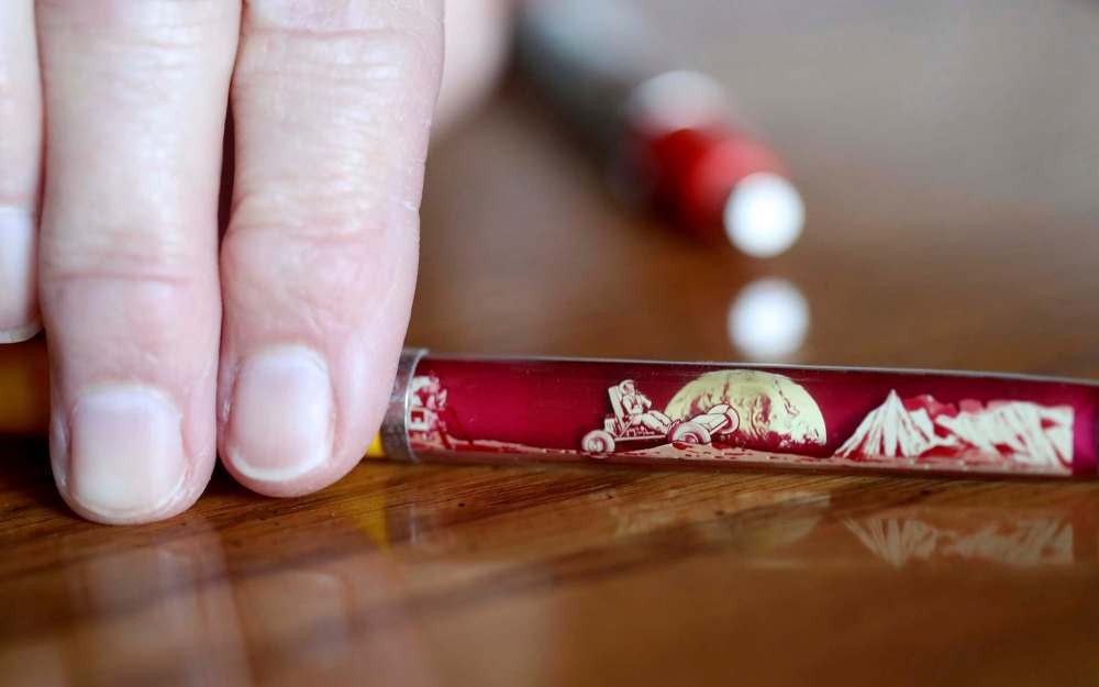 TREVOR HAGAN / WINNIPEG FREE PRESS
Moon lander on a pen from the Kennedy Space Center.