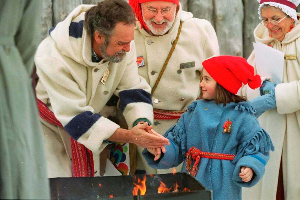 JEFF DE BOOY / WINNIPEG FREE PRESS FILES
Philippe Lavack warms up five-year-old Reanne Chamberland’s hand during the Festival kickoff at Fort Gibraltar in 1997.
