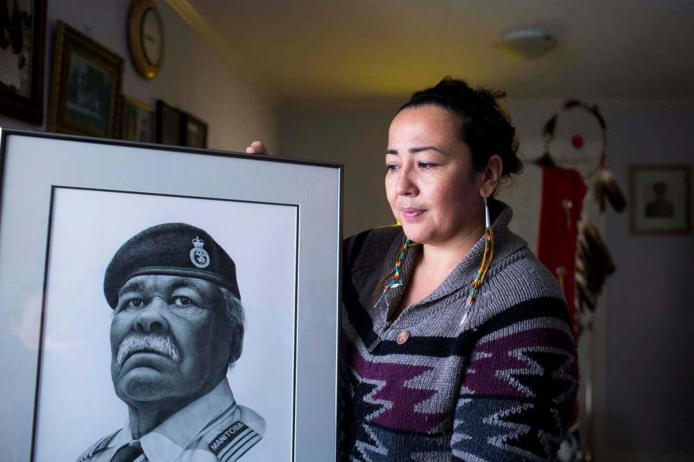 MIKAELA MACKENZIE / WINNIPEG FREE PRESS
Renata Meconse, daughter of Joseph Meconse, with a portrait of her father, who died Sunday at the age of 77.