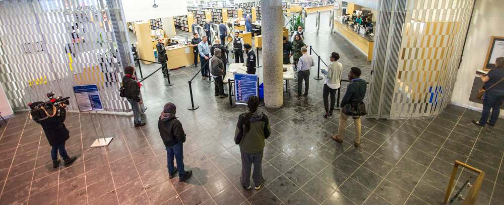 There is no locker system in place for people to leave prohibited items in before entering the library. (Mikaela Mackenzie / Winnipeg Free Press)