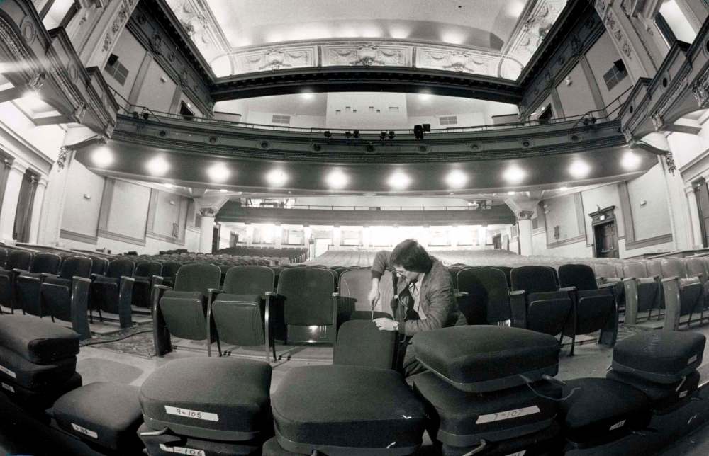 WAYNE GLOWACKI / WINNIPEG FREE PRESS FILES
Pantages Playhouse seats were rebuilt, re-upholstered and repainted in 1984.