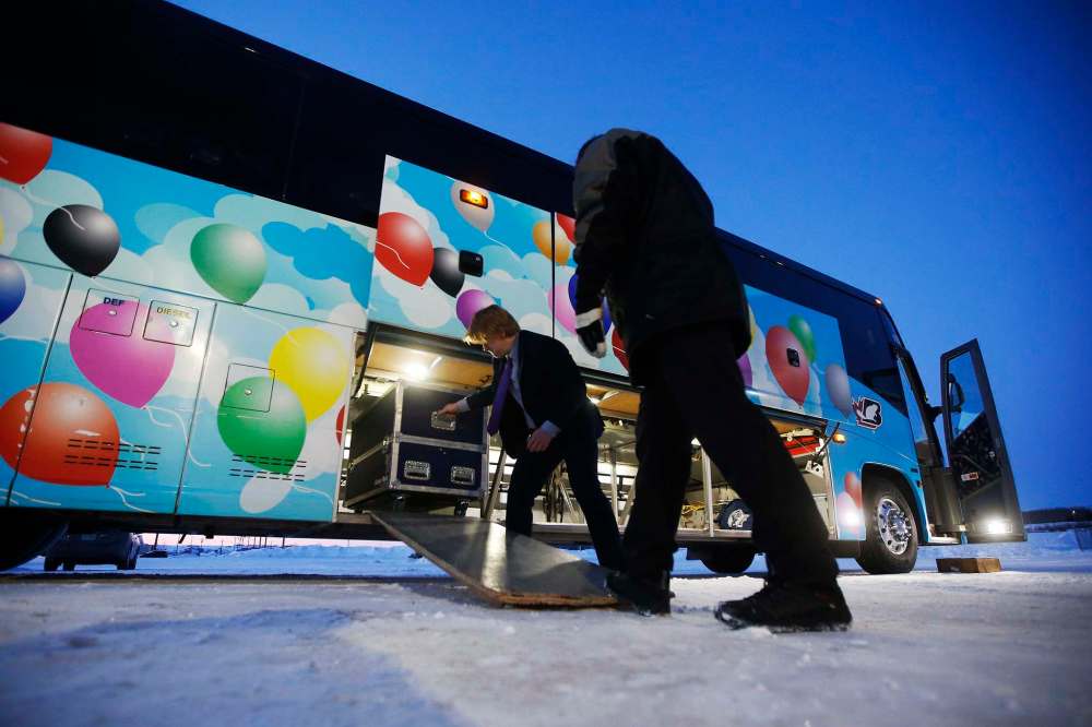 JOHN WOODS / WINNIPEG FREE PRESS
Steinbach Pistons players unload their gear from the bus outside the Waywayseecappo arena.