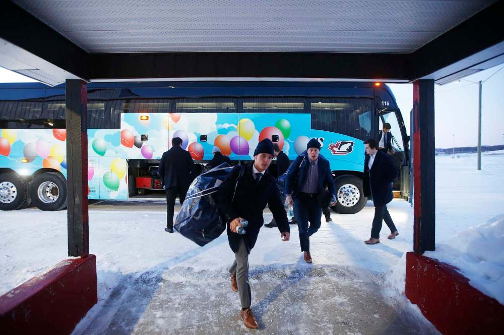 JOHN WOODS / WINNIPEG FREE PRESS
Steinbach Pistons players carry their gear into the Waywayseecappo arena.