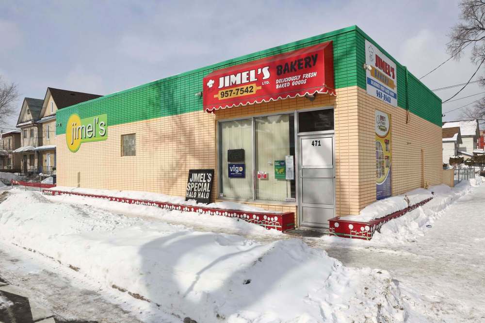Jimel's Bakery on Bannatyne Avenue remained closed Tuesday. (Mike Deal / Winnipeg Free Press)