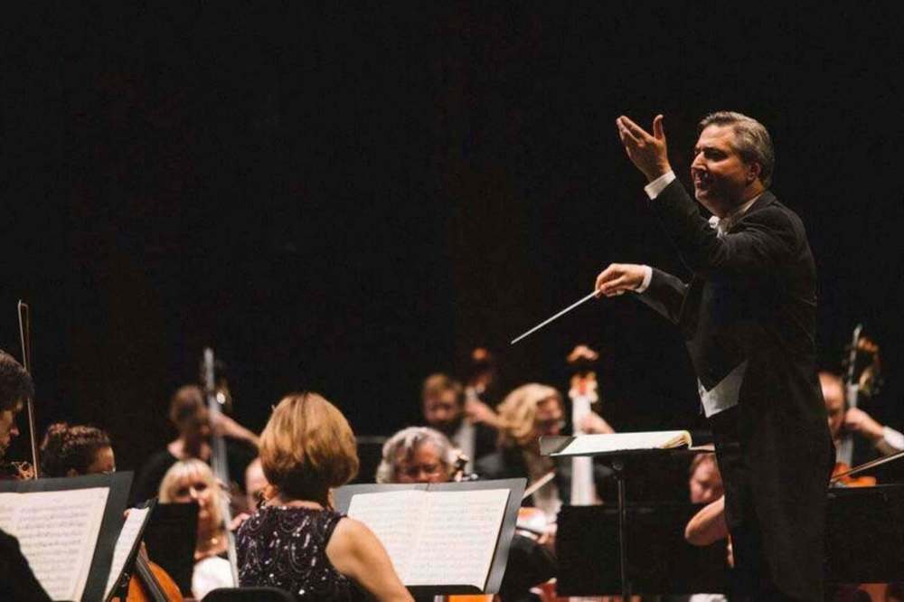 Conductor Daniel Raskin leads the Winnipeg Symphony Orchestra, which is actively and successfully targeting a millennial audience. (Winnipeg Free Press files)