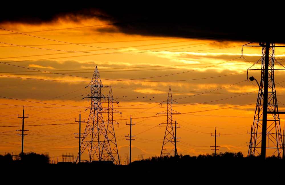 BORIS MINKEVICH / WINNIPEG FREE PRESS FILES
Manitoba Hydro has cancelled a program that would have paid $4.2 million to rural municipalities for a new transmission line that would cut across their land.