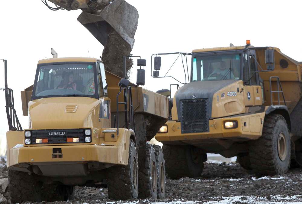 JOE BRYKSA / WINNIPEG FREE PRESS FILES
Heavy earthmovers are busy at work at construction site on Kenaston Boulevard in Winnipeg. The provincial government announced Thursday it plans to spend more than $1 billion on strategic infrastructure projects in 2019.