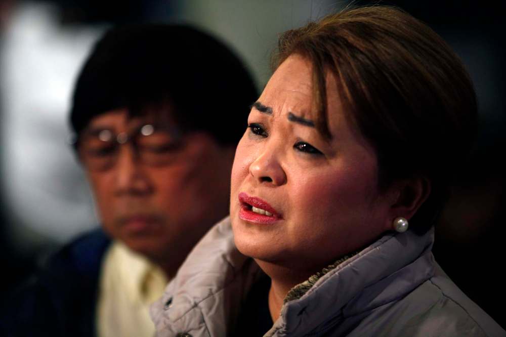 PHIL HOSSACK / WINNIPEG FREE PRESS
Imelda Adao weeps as she describes her son and the events leading to his death last week to a crowd gathered at the Maples Collegiate, Friday.