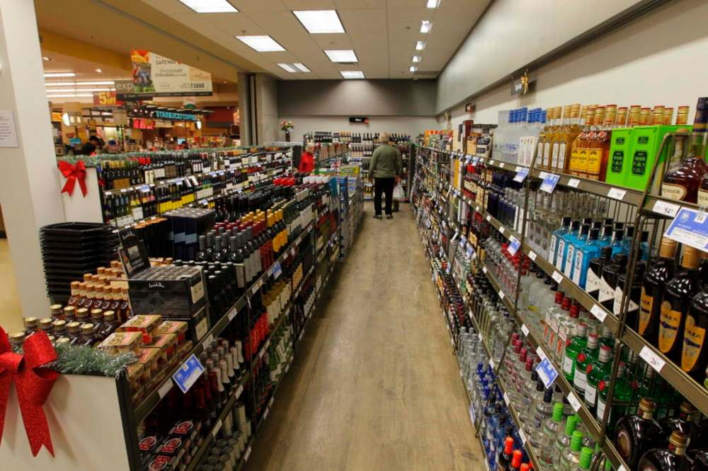 Police have arrested 113 people since October for stealing booze from local liquor marts. (Boris Minkevich / Winnipeg Free Press files)