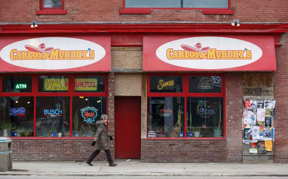 MIKE DEAL / WINNIPEG FREE PRESS
Carlos and Murphy's at 129 Osborne St. is a happy hour staple.