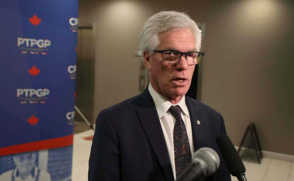 International Trade Diversification Minister Jim Carr said the federal government is considering financial aid for canola farmers. (Ruth Bonnevillie / Winnipeg Free Press files)