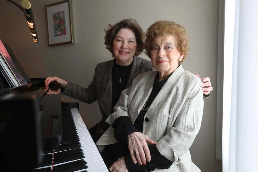 RUTH BONNEVILLE / WINNIPEG FREE PRESS
Thelma Wilson (right) and her daughter, Kerrine Wilson.