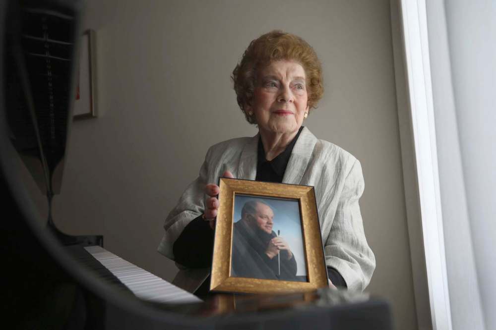 RUTH BONNEVILLE / WINNIPEG FREE PRESS
Wilson with a photo of her son Eric Wilson, a cello professor at UBC who co-founded the Emerson String Quartet.