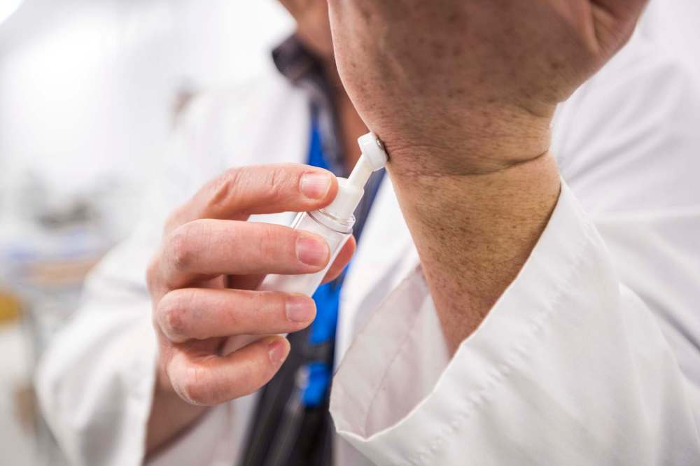 The transdermal cannabis applicator resembles an electronic toothbrush and delivers a clear gel. (Mikaela MacKenzie / Winnipeg Free Press)