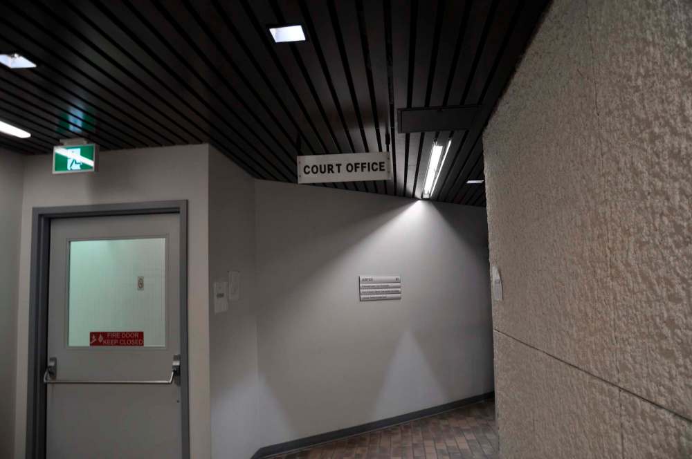 A sign points to the court office, a 48-seat courtroom in northern Manitoba. (Katie May / Winnipeg Free Press)