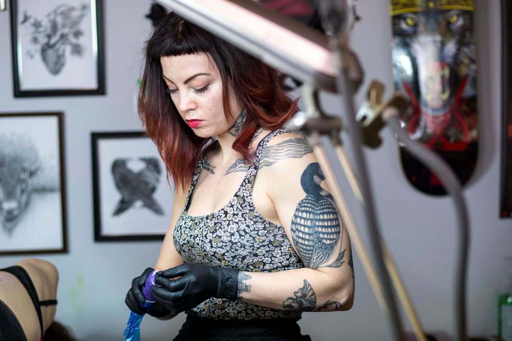 MIKAELA MACKENZIE / WINNIPEG FREE PRESS Tattoo artist Tesia Rhind works at Red Ronin on McPhillips Street.