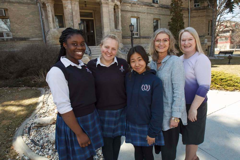 MIKE DEAL / WINNIPEG FREE PRESS
Students Ibukun Okunnu (from left), Nina Hutsulak and Malisa Thoudsanikone, with Carol-Ann Swayzie, junior school principal, and Michelle Klus, senior school principal, at St. Mary’s Academy.