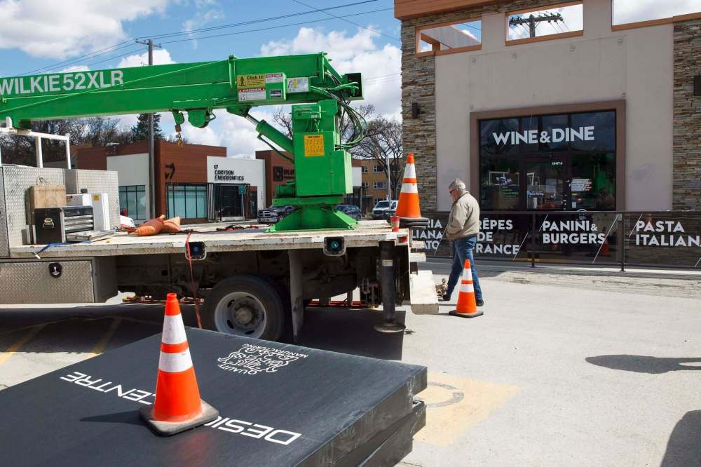 MIKE DEAL / WINNIPEG FREE PRESS
The signs at Bermax Caffe is taken down Friday just over a week after the restaurant was closed.