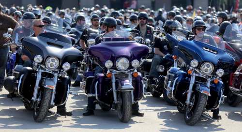 TREVOR HAGAN / WINNIPEG FREE PRESS files
More than 1,500 motorcyclists will gather at Earls Polo Park tomorrow morning for the 11th annual Telus Manitoba Motorcycle Ride for Dad to raise money to fight prostate cancer.