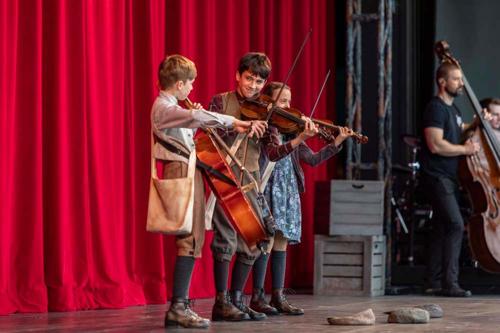 The fiddling ‘newsies’ serve as the Greek chorus. (Sasha Sefter / Winnipeg Free Press)