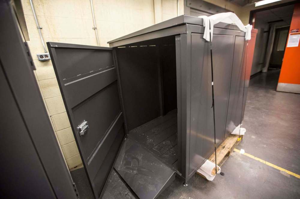 People will be allowed to use the lockers for 24 hours at a time. (Mikaela MacKenzie / Winnipeg Free Press)