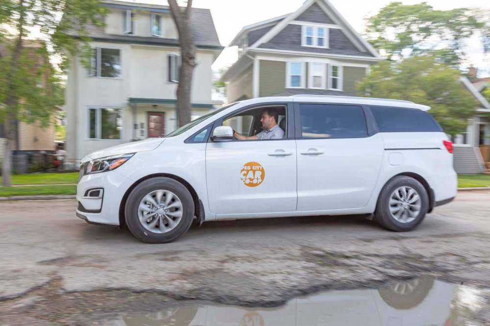 SASHA SEFTER / WINNIPEG FREE PRESS
Operations Manager of Peg City Car Co-op Philip Mikulec shows off the companies newest addition to the fleet, an eight-passenger van.