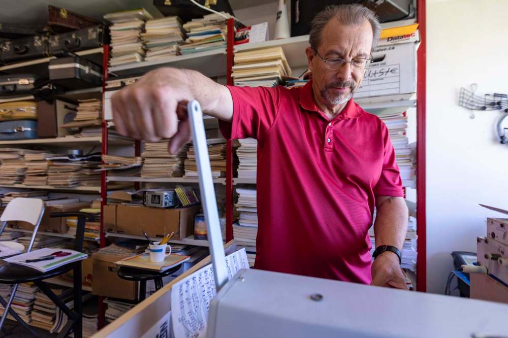 SASHA SEFTER / WINNIPEG FREE PRESS
Sarmatiuk prepares a book of sheet music to be retrofitted into a coil binding.