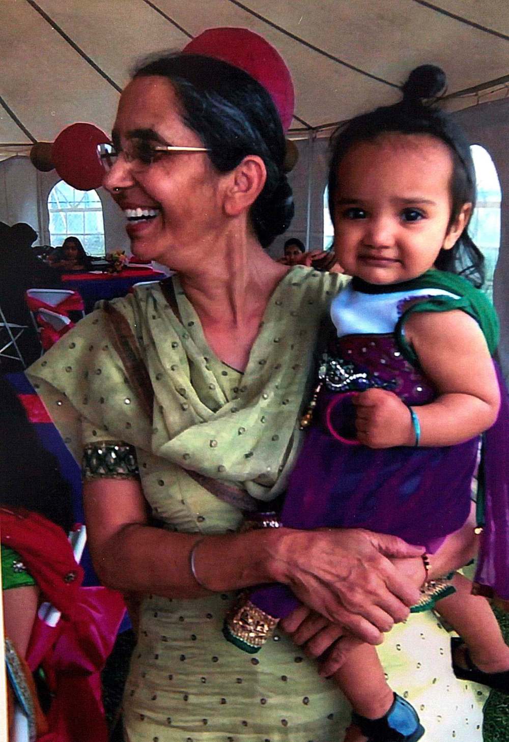 PHIL HOSSACK / WINNIPEG FREE PRESS FILES
Mohinder Singh, left, with grand-daughter Aryia, suffered at Seven Oaks ER for more than two hours until she lost consciousness and was transferred to HSC, where she died of a brain aneurysm.