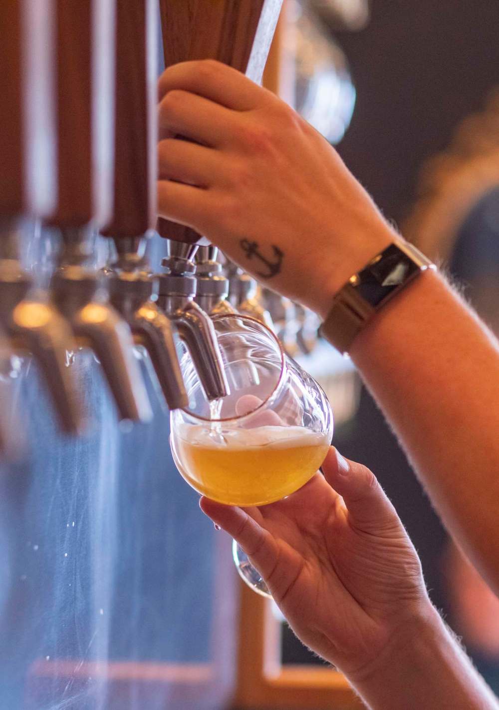 SASHA SEFTER / WINNIPEG FREE PRESS
Taproom manager Zack Clarke pours a beer in Nonsuch Brewing Co.