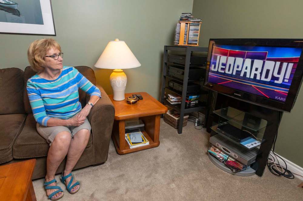 SASHA SEFTER / WINNIPEG FREE PRESS
Amanda Steadman
watches a copy of the Jeopardy! episode she was a contestant on in 2013.
