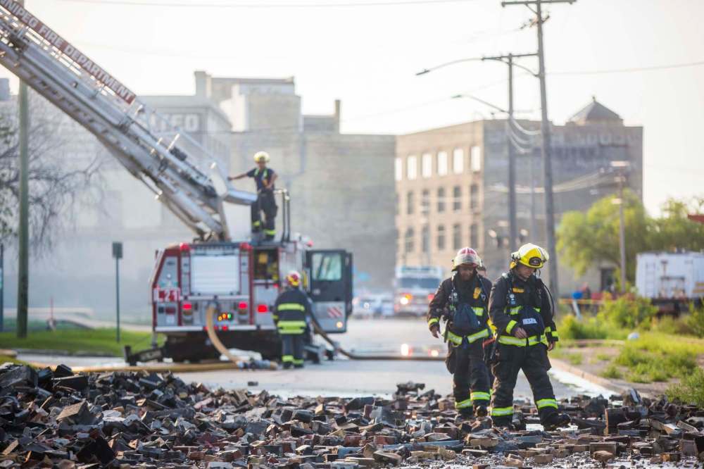 MIKAELA MACKENZIE / WINNIPEG FREE PRESS
Firefighters on the scene on Monday.