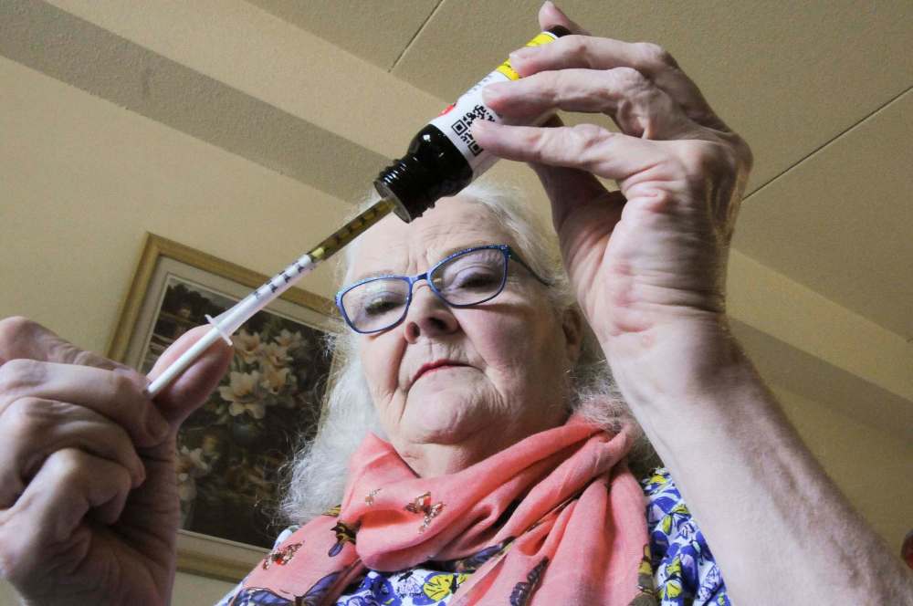 Sandi Krasowski / Winnipeg Free Press
Alda McMillan extracts cannabis oil while in her Thunder Bay apartment.